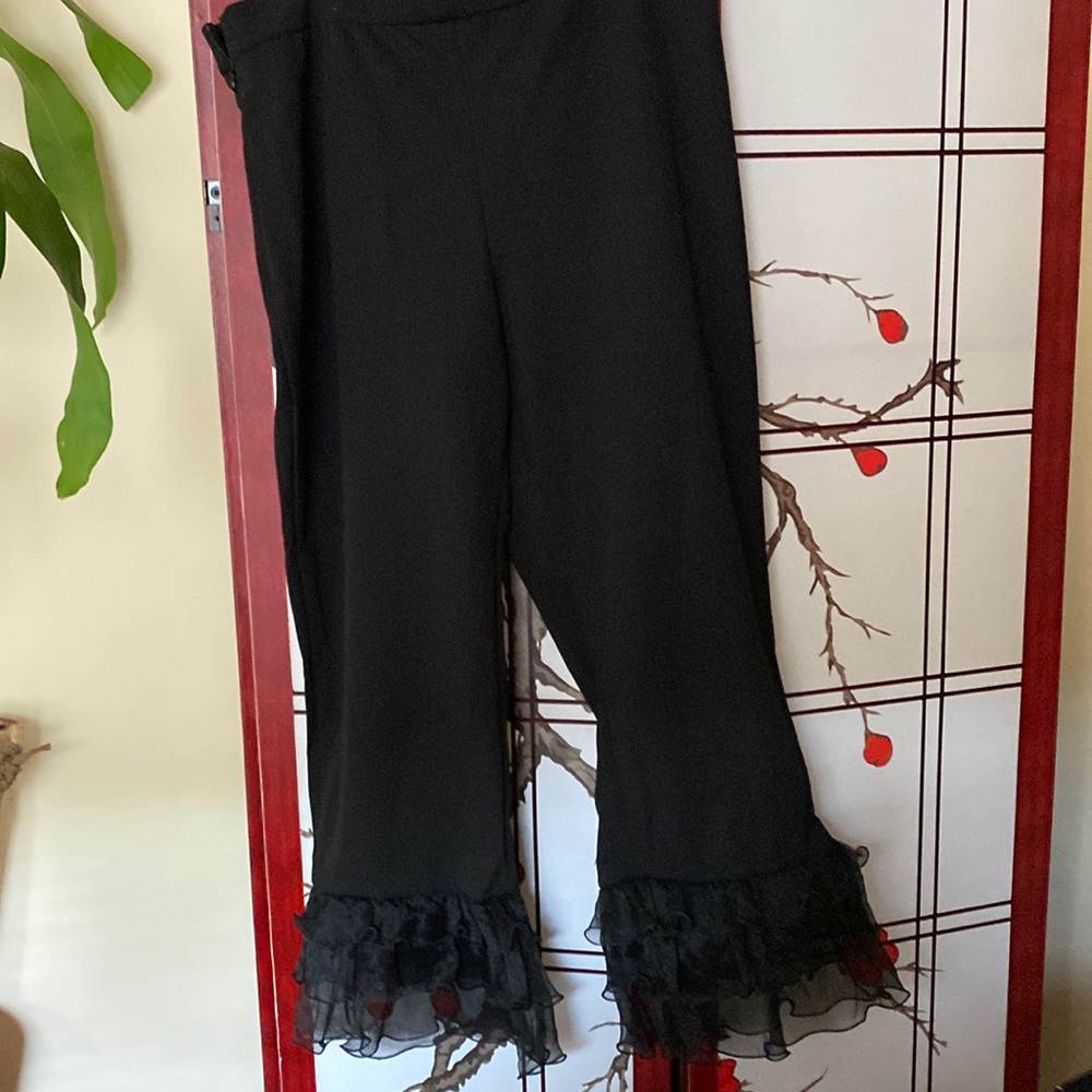 Funky tulle ruffle hem blk pants